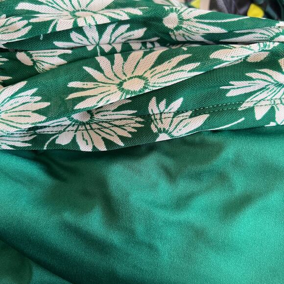 Torrid Women's Plus Size Green Floral Print Shirred Cami Top - Size 6 - NWT - Picture 4 of 9